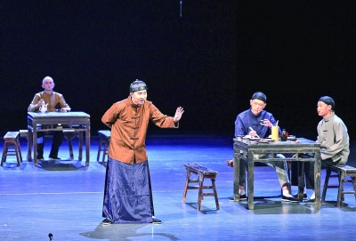中國人民大學(xué)附屬中學(xué)分校的學(xué)生在演出大型四幕話劇《吶喊》。新華社發(fā)
