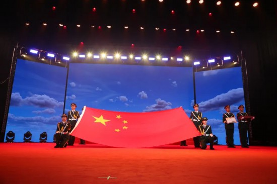 國際關(guān)系學(xué)院獲贈(zèng)2023年10月16日在天安門廣場升起的國旗