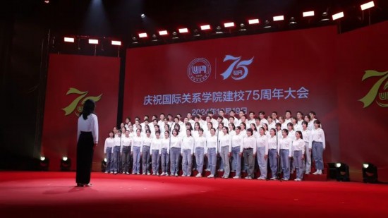學(xué)院合唱團(tuán)75名師生深情獻(xiàn)唱《明天會(huì)更好》