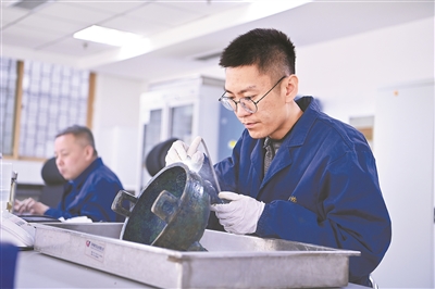 在山西博物院文物保護(hù)研究部青銅修復(fù)室，文物修復(fù)師為青銅器進(jìn)行超聲波除銹。新華社記者 楊晨光攝