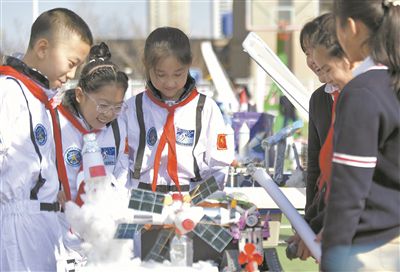 圖為烏魯木齊市第76小學(xué)學(xué)生在科技節(jié)上參觀體驗。新華社記者 王菲攝
