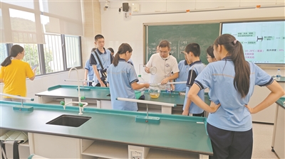 圖為廈門雙十中學(xué)海滄附屬學(xué)校學(xué)生在“周末實(shí)驗(yàn)室”學(xué)習(xí)。