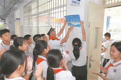 圖為廣東省湛江南海學(xué)校舉行“南海島礁班”揭牌儀式。江曉衛(wèi)攝