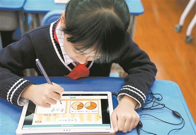 日前，上海市積極推進(jìn)基礎(chǔ)教育數(shù)字化轉(zhuǎn)型。圖為學(xué)生在數(shù)學(xué)課上通過平板電腦進(jìn)行課堂練習(xí)。新華社記者 劉穎攝