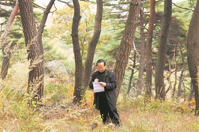 山東大學(xué)教授王仁卿在考察植被、記錄數(shù)據(jù)。 受訪者供圖