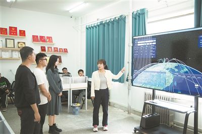 在“天算星座”華東地面站內(nèi)，煙臺大學(xué)群智感知實(shí)驗(yàn)室成員正在分析數(shù)據(jù)。受訪者供圖