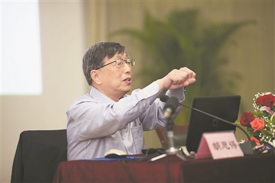 圖③ 胡思得在西南科技大學(xué)作報(bào)告。