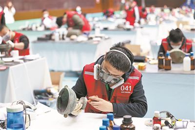 在山西省太原市舉辦的全國文物行業(yè)職業(yè)技能大賽上，選手在修復文物。新華社記者 劉金海攝