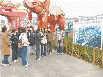圖為南開大學“文旅融合創(chuàng)新與實踐”微專業(yè)學生正在調研。受訪者供圖