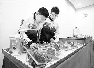 圖為學(xué)生展示獲獎作品。本報記者 洪星攝