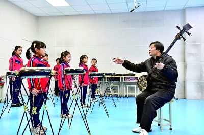 圖為12月30日，在惠民縣胡集鎮(zhèn)第一小學，老師指導學生學習西河大鼓。新華社記者 郭緒雷攝