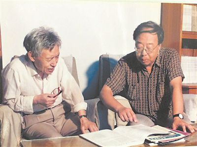 圖為20世紀(jì)90年代初，文圣常（左）與馮士筰圍繞國(guó)家“八五”科技攻關(guān)項(xiàng)目進(jìn)行研討。