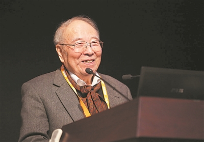 劉源張?jiān)趯W(xué)術(shù)會議上作報告。受訪者供圖