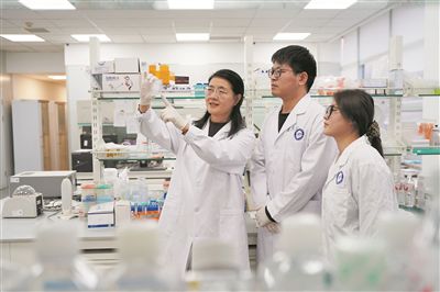 中國科學(xué)院大連化學(xué)物理研究所研究員秦建華在講解器官芯片原理。受訪者供圖