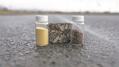 用于自愈瀝青的生物基孢子微膠囊（左）和廢物基膠囊（右）。中間是瀝青混合料樣品。圖片來(lái)源：英國(guó)斯旺西大學(xué)