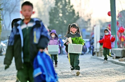 2月16日，寧夏銀川市興慶區(qū)實(shí)驗(yàn)二小學(xué)生走進(jìn)校園。新華社記者 王鵬攝