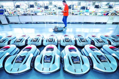 2024年10月23日，浙江白馬科技有限公司車間里，工作人員測試智能割草機器人。新華社發(fā)