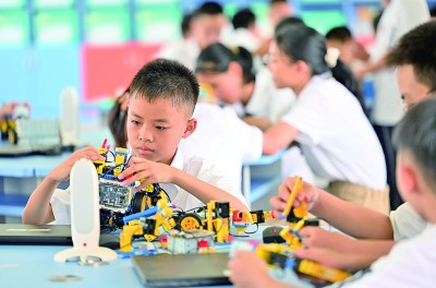 廣西柳州市第八中學(xué)南校區(qū)人工智能課堂上，學(xué)生們?cè)诮M裝智能機(jī)器人。新華社發(fā)