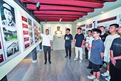 2024年8月8日，青年們?cè)谡憬≈T暨市同山鎮(zhèn)麗塢底村的愛國主義教育基地里學(xué)習(xí)。新華社發(fā)