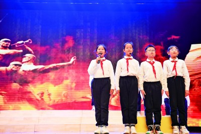 2024年11月13日，北京市第四中學(xué)順義分校的思政課上，學(xué)生表演詩朗誦《致先輩》。新華社發(fā)