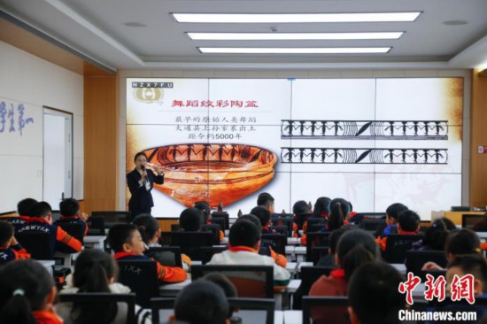 圖為學(xué)生在“國(guó)寶音樂會(huì)”社教課中了解舞蹈紋彩陶盆。中新社記者 馬銘言 攝