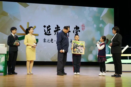 平谷六小版畫社團(tuán)的學(xué)生代表贈(zèng)送手工作品《平谷彩韻》，展現(xiàn)了平谷桃花海美景。