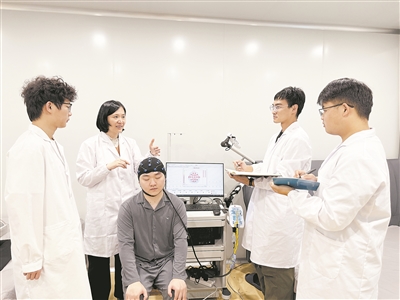 圖為安徽農(nóng)業(yè)大學(xué)教授陳玉霞（左二）及其團隊正在開展睡眠數(shù)據(jù)采集。安徽農(nóng)業(yè)大學(xué)供圖