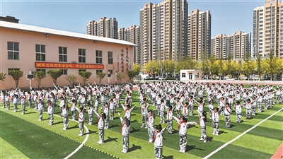 4月14日，廊坊市第十七小學(xué)的學(xué)生們正在演練國(guó)防軍事體操。