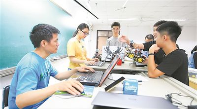  圖為北京交通大學(xué)軟件學(xué)院2024年暑假小學(xué)期實訓(xùn)場景。受訪單位供圖