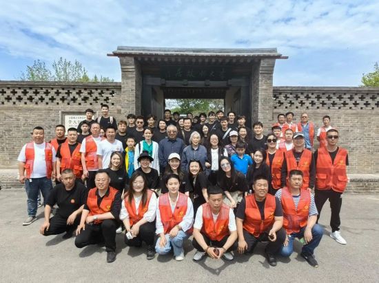 音樂劇《大釗先生》劇組與李樂群、張建國(guó)前往河北樂亭李大釗故居的合影