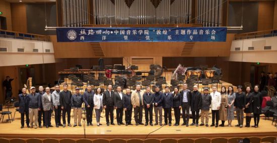 2023年4月20日，演出后校領(lǐng)導(dǎo)與主創(chuàng)團(tuán)隊(duì)合影