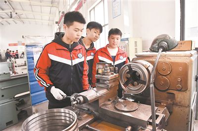 圖為在河北省臨西縣一家企業(yè)的生產(chǎn)車間，學(xué)生們在操控車床。新華社記者 王曉攝