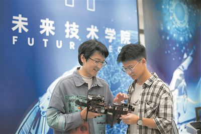 華南理工大學(xué)未來技術(shù)學(xué)院學(xué)生正在調(diào)試無人機(jī)設(shè)備。受訪單位供圖