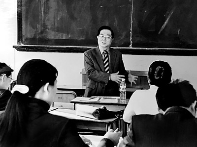 張晉藩為博士生授課。