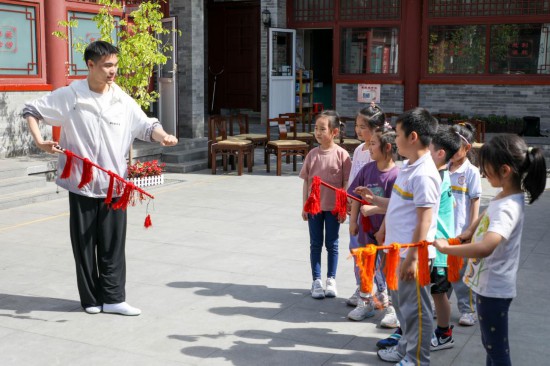 學(xué)校學(xué)生參加戲曲進(jìn)校園志願(yuàn)服務(wù)活動(dòng)