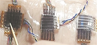 自愈且可拉伸的電子模塊由3個主要組件構(gòu)成：觸覺傳感器陣列（左）、有源矩陣（中）和發(fā)光電容器顯示陣列（右）。圖片來源：物理學(xué)家組織網(wǎng)