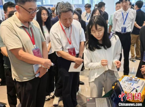 游瓊宇向安全工程領(lǐng)域的專家介紹電離輻射實(shí)驗(yàn)教學(xué)平臺。王祥帥 攝