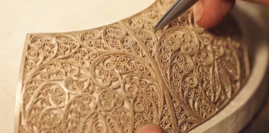 學生進行花絲鑲嵌工藝品制作