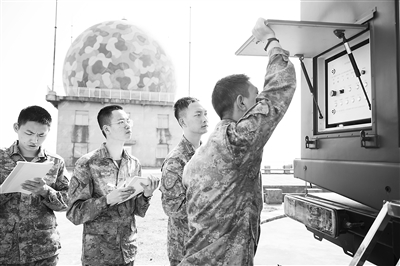 基層骨干技師為空軍預(yù)警學(xué)院實(shí)習(xí)學(xué)員講解裝備操作流程。龔嘉駿攝