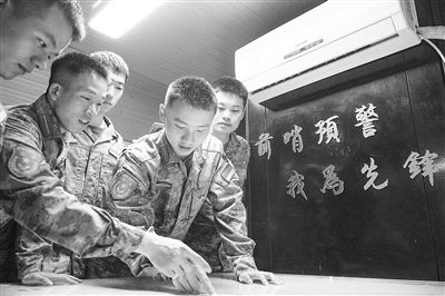 空軍預(yù)警學(xué)院實(shí)習(xí)學(xué)員在繪圖桌上分析判別空情。楊超越攝