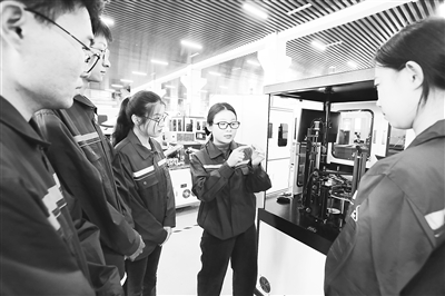 在山東科技職業(yè)學院實訓基地里，教師（右二）正在現(xiàn)場教學。受訪者供圖