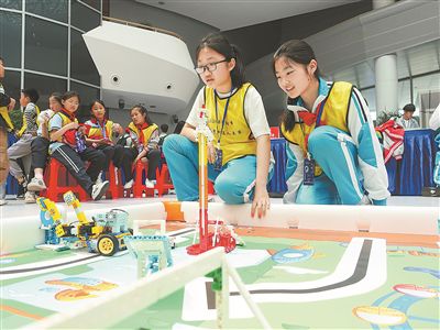 學生參加中小學機器人競賽“人工智能”項目比賽。視覺中國供圖