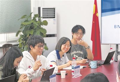 圖為北京師范大學人工智能學院畢業(yè)生正在交流經(jīng)驗。受訪者供圖