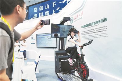 2025世界數(shù)字教育大會上，學生正在展示武漢大學研發(fā)的VR校園騎行游覽展示系統(tǒng)。 中新社記者 張祥毅攝