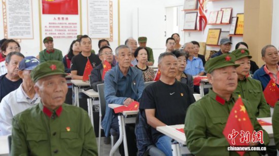 銀川市興慶區(qū)退伍老兵及社區(qū)居民觀看閱兵式。 興慶區(qū)融媒體中心供圖