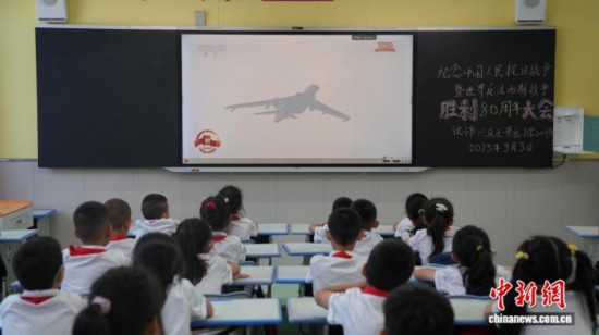 景岳小學(xué)學(xué)生觀看閱兵式。 興慶區(qū)融媒體中心供圖