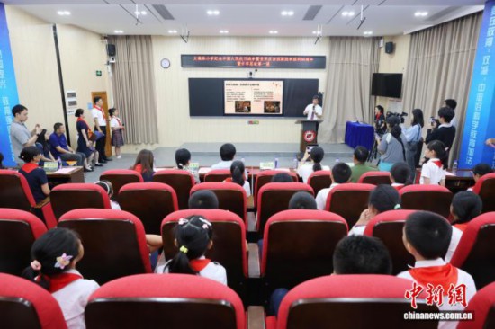 廣州中醫(yī)藥大學(xué)副校長(zhǎng)、廣東省中醫(yī)院院長(zhǎng)張忠德向?qū)W生講述“抗戰(zhàn)中的中醫(yī)藥”。吳遠(yuǎn)團(tuán) 攝