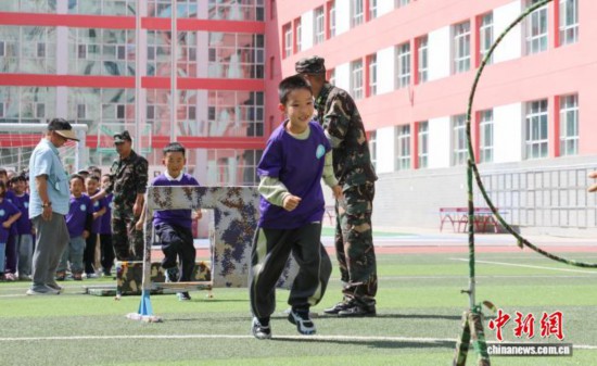 圖為學(xué)生體驗(yàn)組合障礙訓(xùn)練。中新社記者 馬銘言 攝