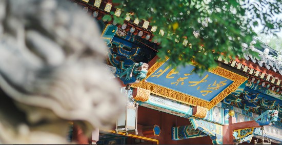 北京大學(xué)校門(攝影:張靈馨)