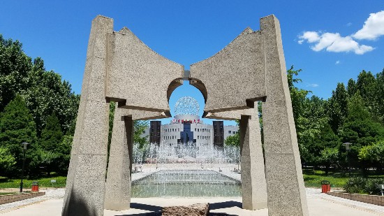 中國(guó)石油大學(xué)（北京）《開(kāi)啟智慧之門(mén)的鑰匙》雕塑